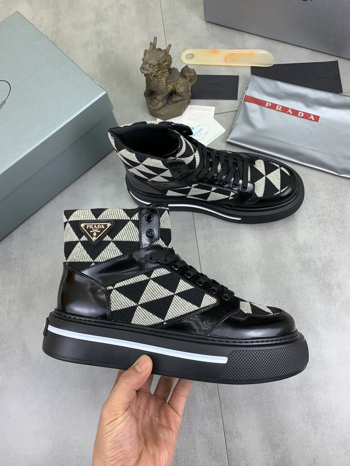 Men's shoes 💰P620 new model (high version) The new PRADA (Prada) high-top counter has launched the classic model at the same time. The new men's shoes and 😘fabrics are selected from the original imported calfskin. First layer of imported cowhide lining. The original version is awesome! 👍🏿Original open-molded non-slip PU outsole, with exquisite lines, simple and elegant, super comfortable and classy on foot, suitable for leisure travel. Code number:38-45